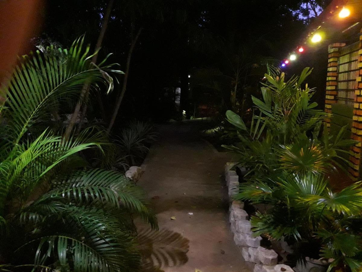 Naaval Beach Villa & Rooms Batticaloa Buitenkant foto