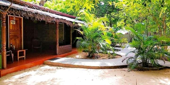 Naaval Beach Villa & Rooms Batticaloa Buitenkant foto