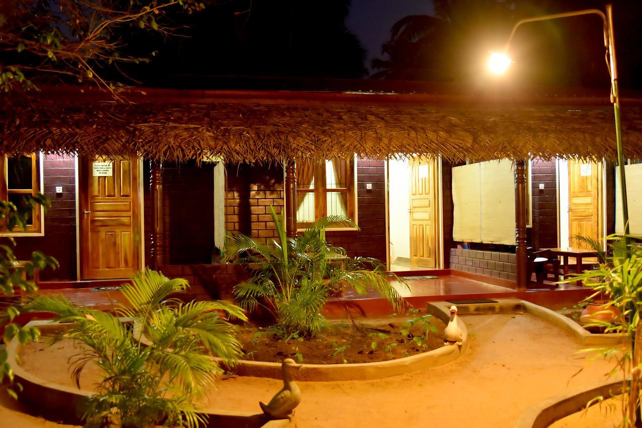Naaval Beach Villa & Rooms Batticaloa Buitenkant foto