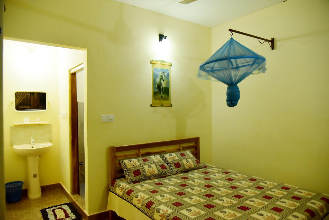 Naaval Beach Villa & Rooms Batticaloa Buitenkant foto